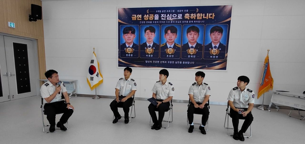 26.9.18. ‘꺼야 할 건 불만이 아니다’ 홍천소방서 금연 성공직원 5명 시상, 특별휴가 부여 (1).jpg