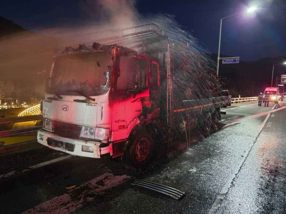 1732 영월읍 영월교차로 인근 트럭화재 현장활동 사진2.jpg