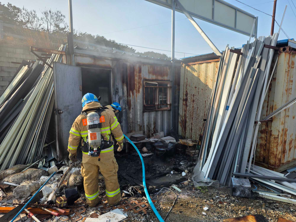 1353 양양 현북면 컨테이너 화재.jpg