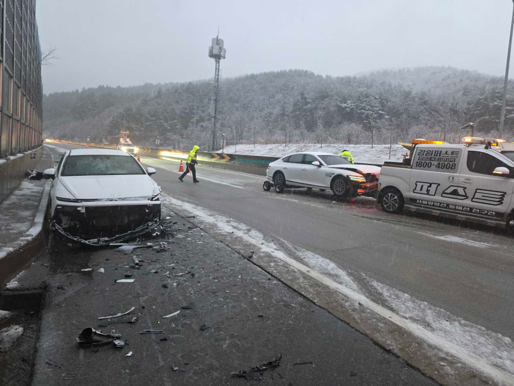 1729 속초 동해고속도로 눈길 단독 및 3중추돌사고-2.jpg