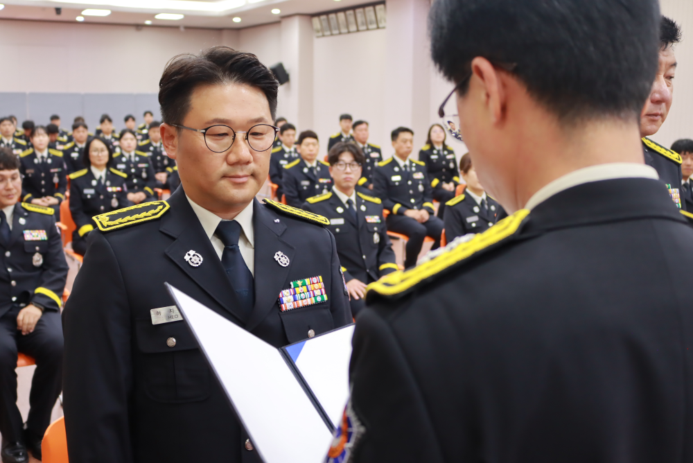 260709 소방공무원 승진 및 전입자 임명장 수여식  (2).JPG