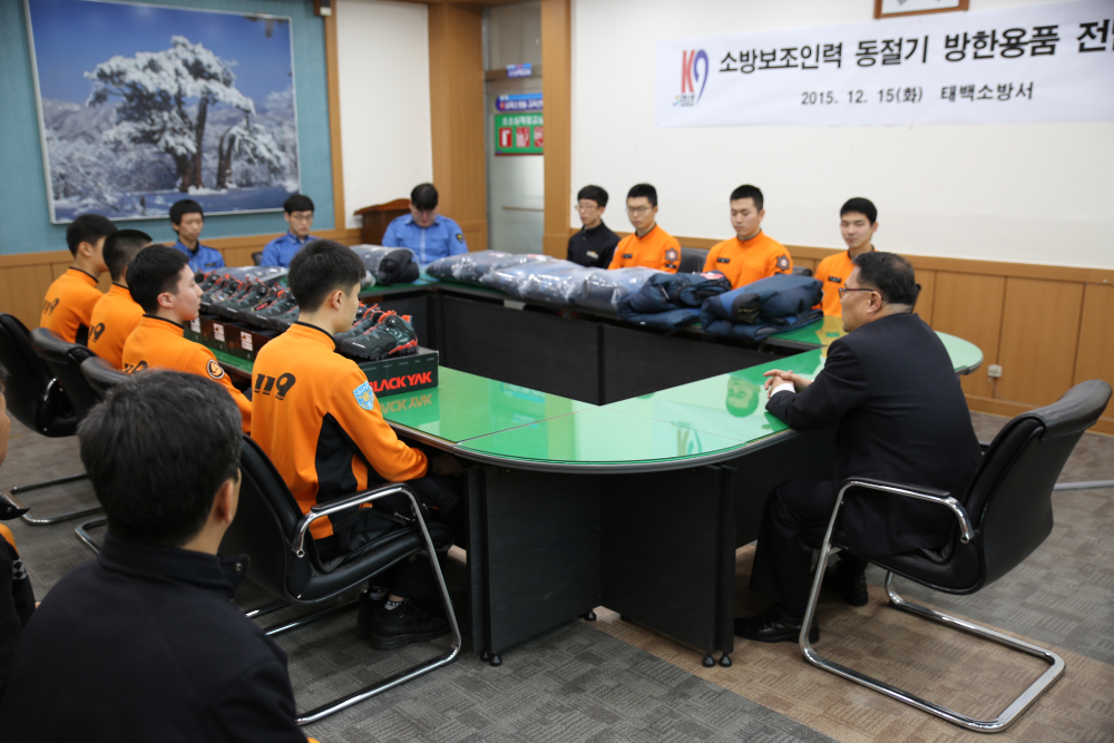 관련사진(의무소방원_방한용품_전달)_(1).JPG