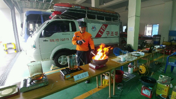 170510_속초소방서,_튀김유_화재_재현실험_실시.jpg