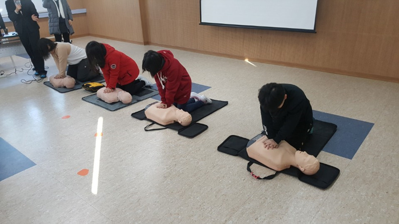 교동초_심폐소생술_교육2.jpg